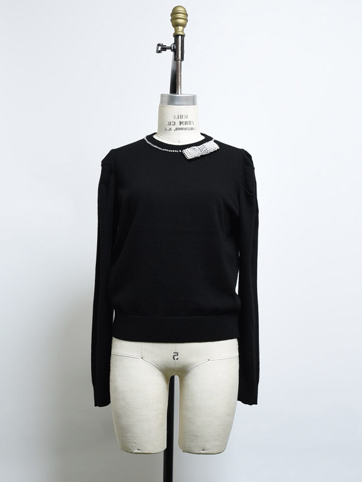 Pearl-like ribbon motif knit