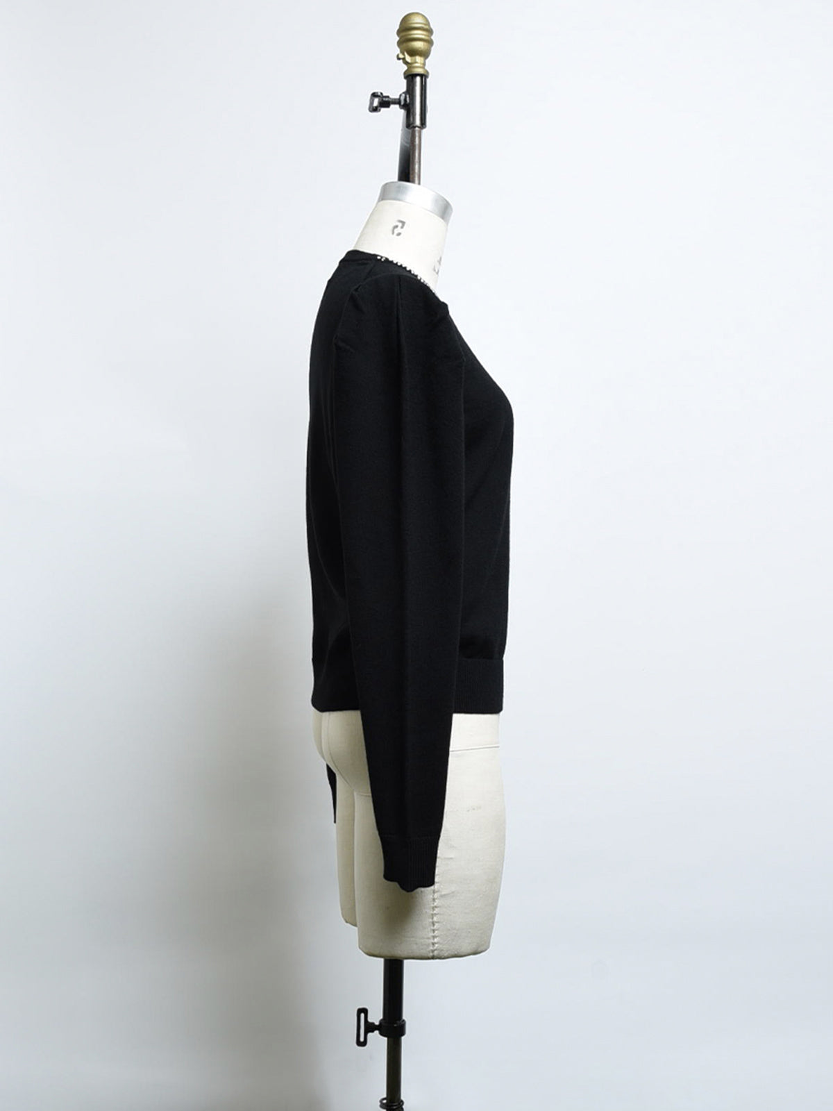 Pearl-like ribbon motif knit