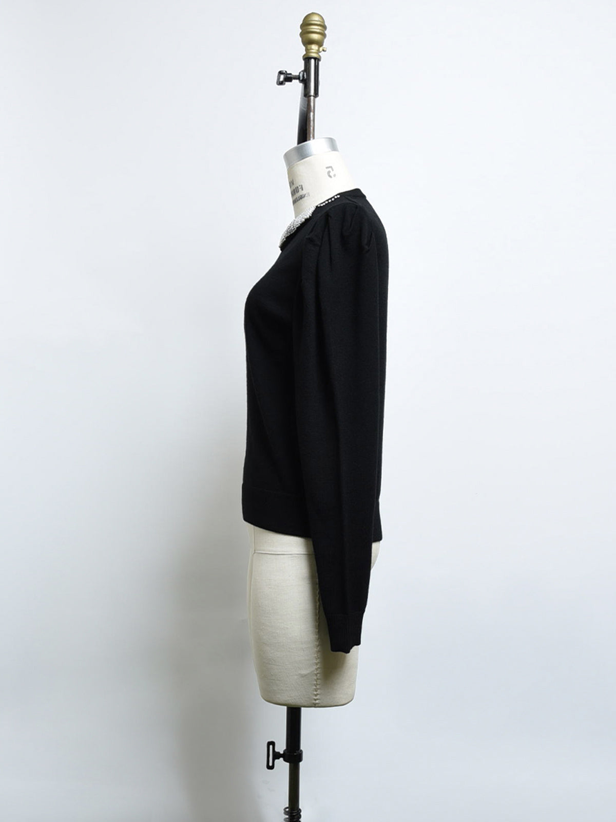 Pearl-like ribbon motif knit