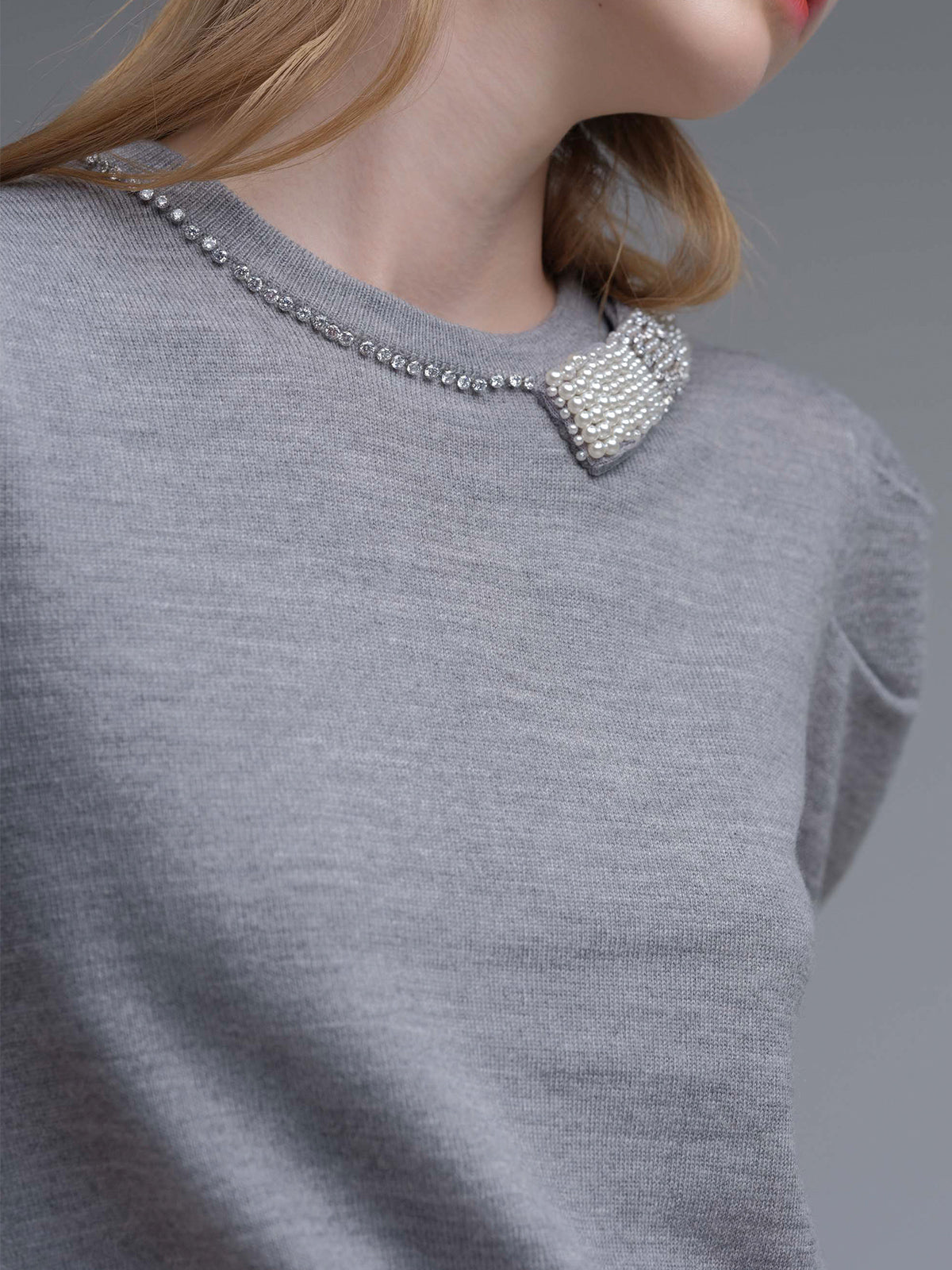 Pearl-like ribbon motif knit