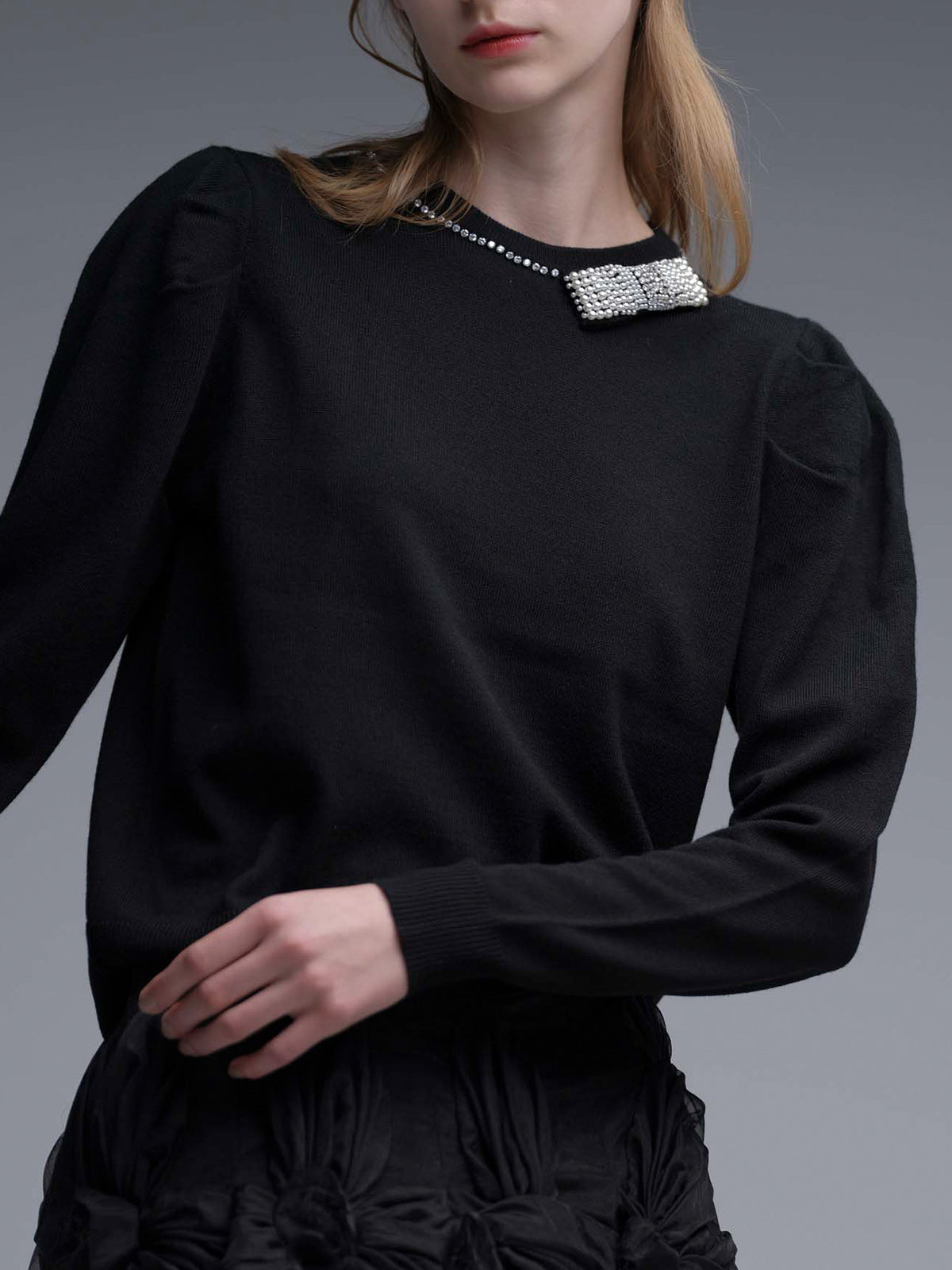 Pearl-like ribbon motif knit